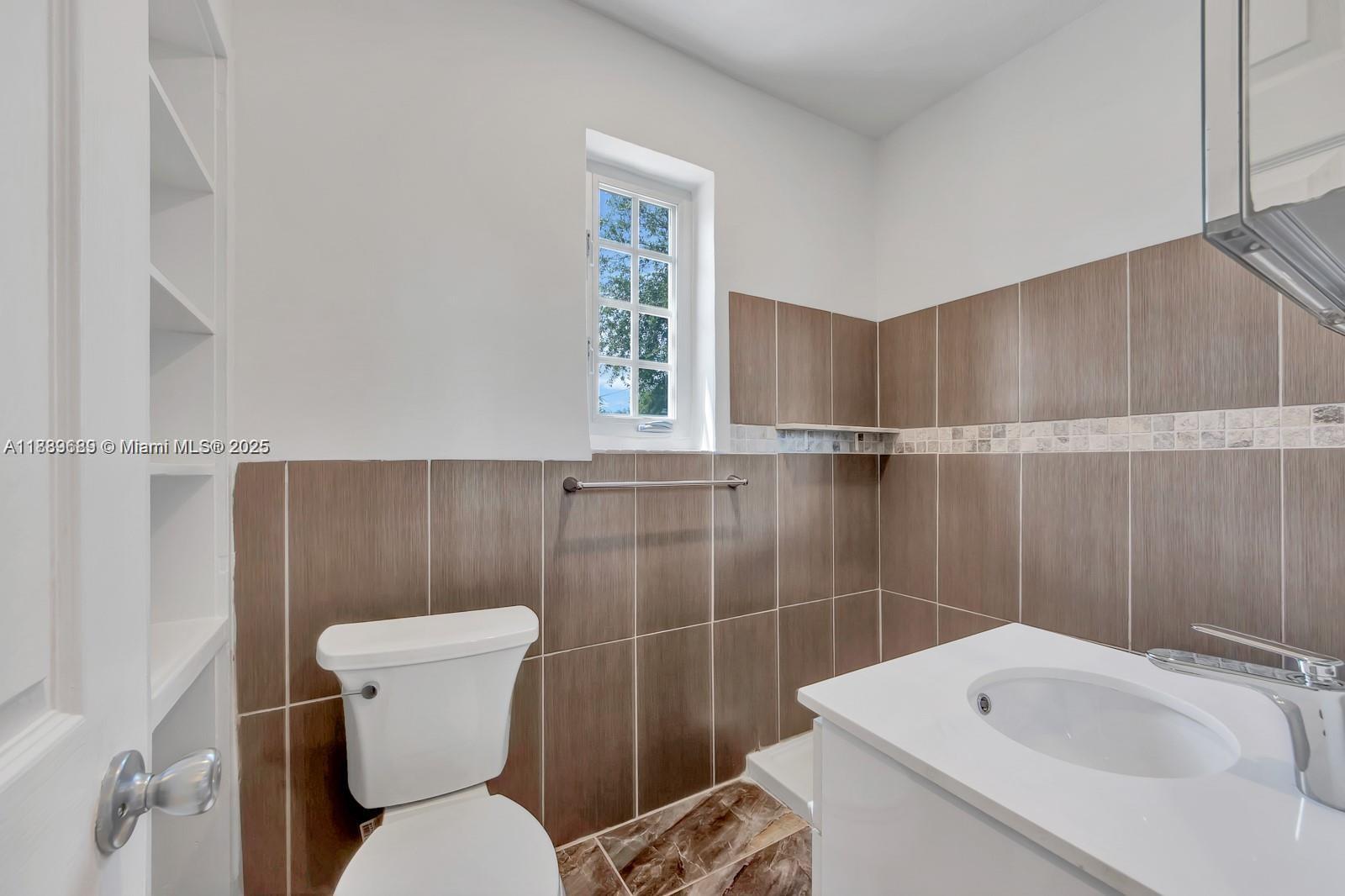   /  4554 sq. ft. $ 2025-10-03 0 foto