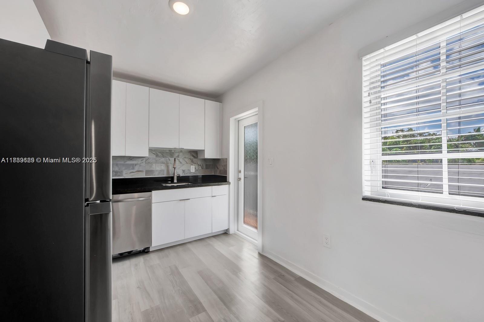   /  4554 sq. ft. $ 2025-10-03 0 foto