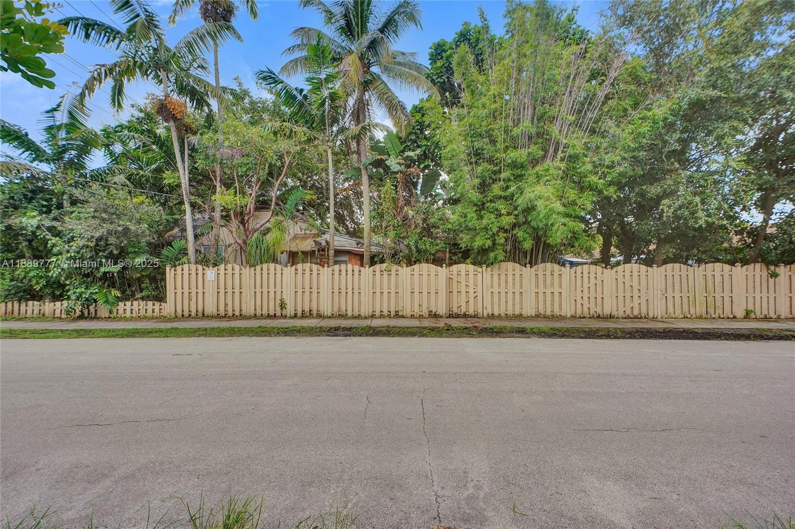   /  895 sq. ft. $ 2025-10-03 0 Photo