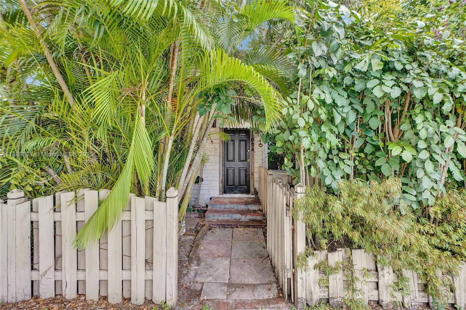   /  895 sq. ft. $ 2025-10-03 0 Photo