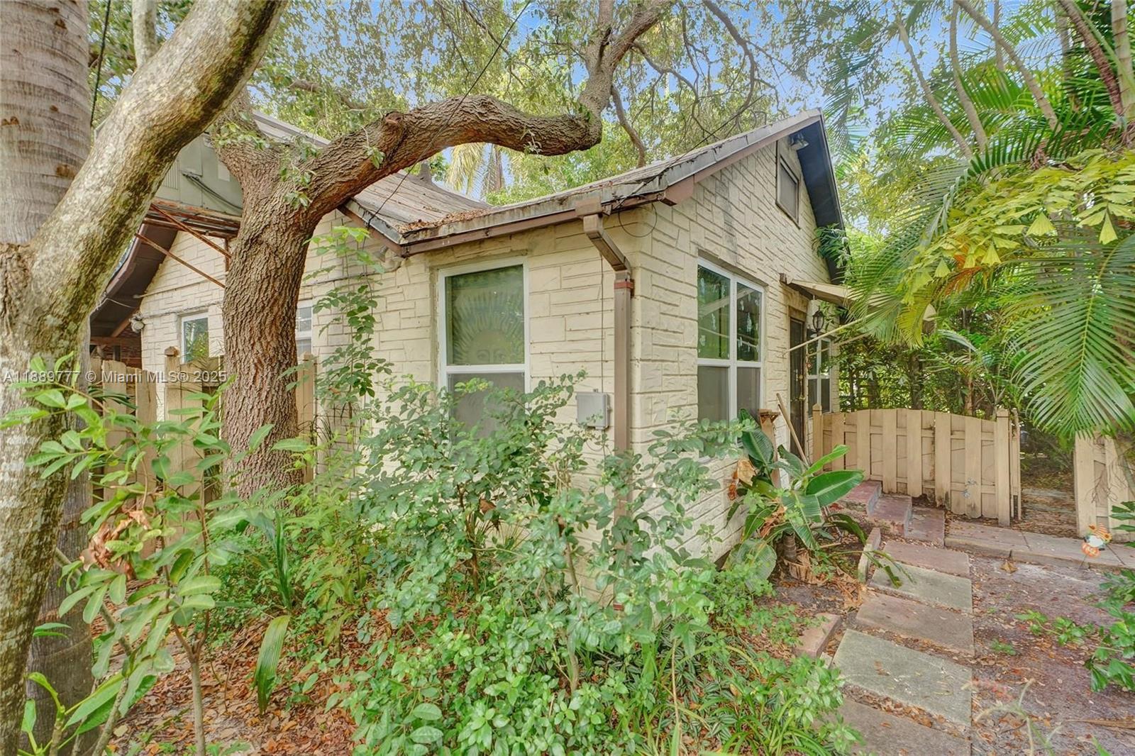   /  895 sq. ft. $ 2025-10-03 0 Photo