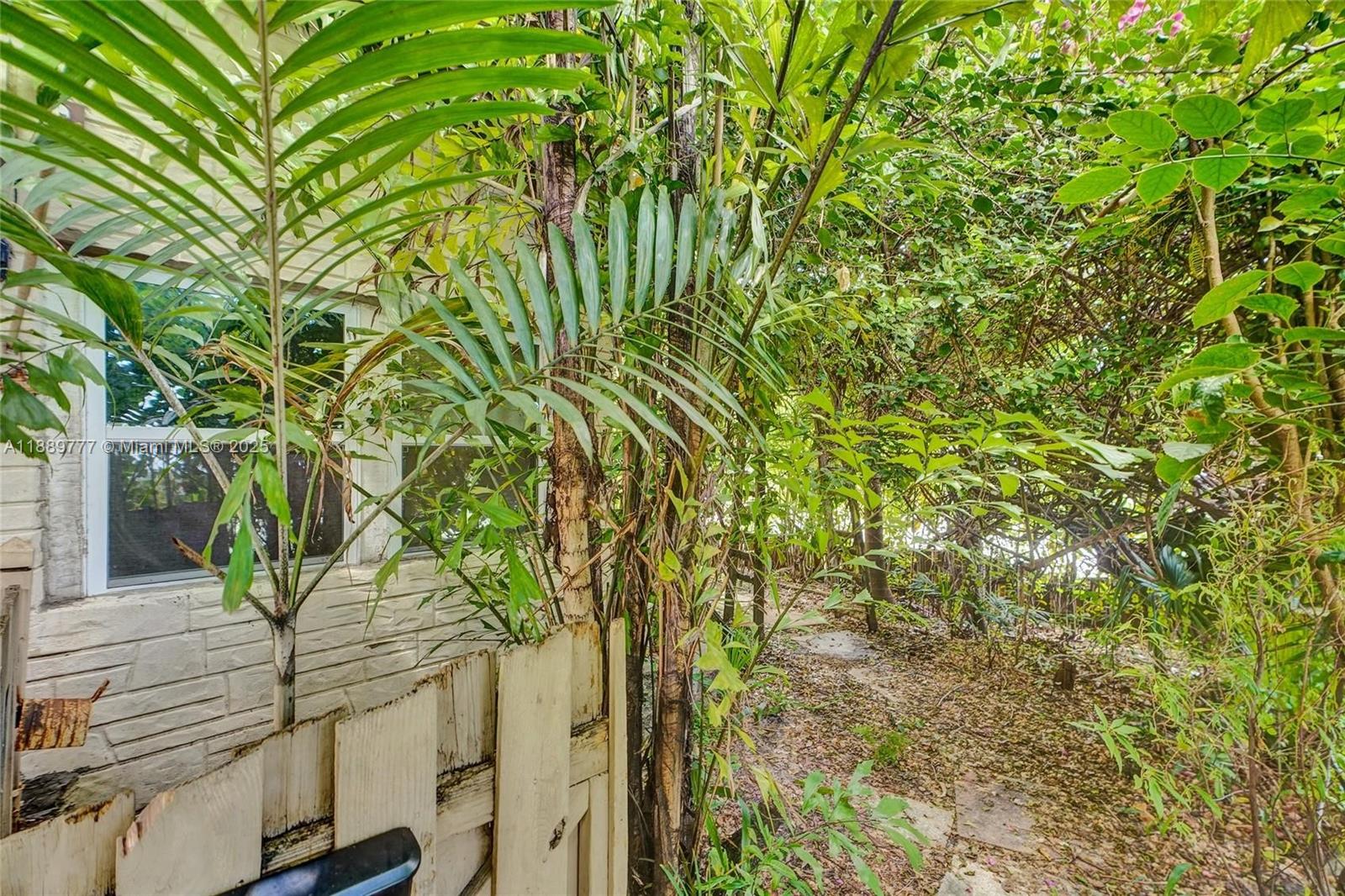   /  895 sq. ft. $ 2025-10-03 0 Photo