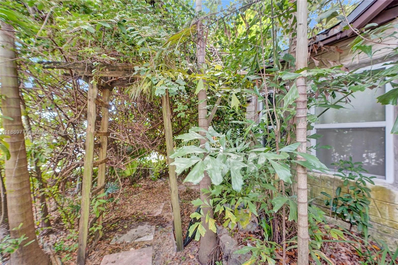   /  895 sq. ft. $ 2025-10-03 0 Photo