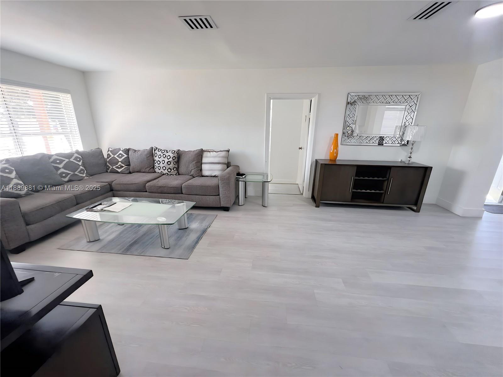3361 4 / 2 1502 sq. ft. $ 2025-10-03 0 Photo