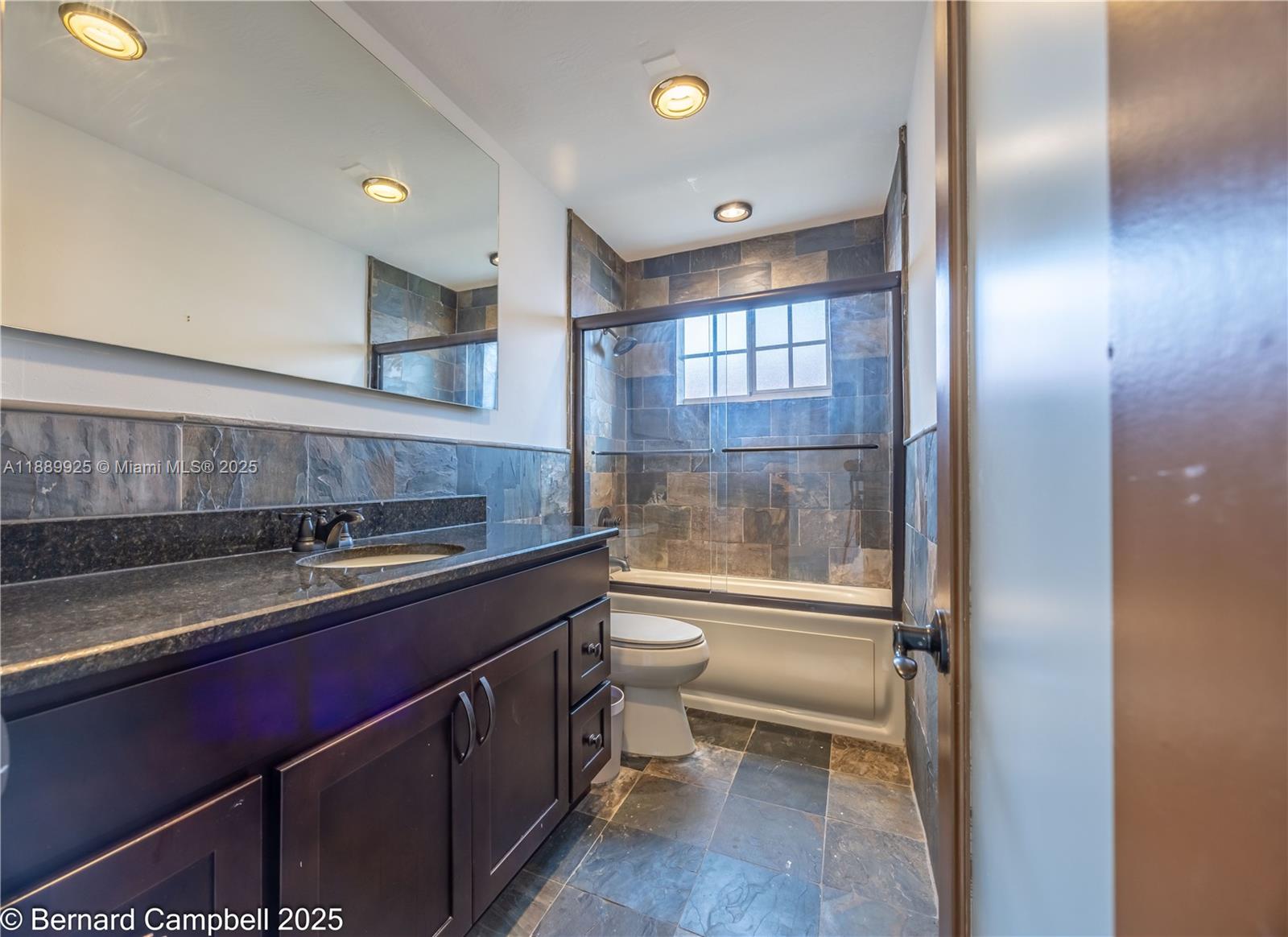See details 6612 3 / 2 1646 sq. ft. $ 2025-10-03 0 Photo