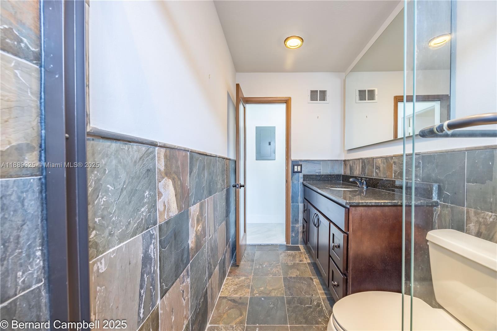 See details 6612 3 / 2 1646 sq. ft. $ 2025-10-03 0 Photo