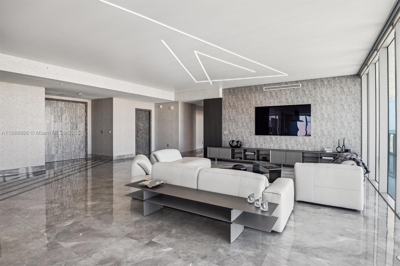 5-UPH04 4 / 5 3877 sq. ft. $ 2025-10-03 0 foto