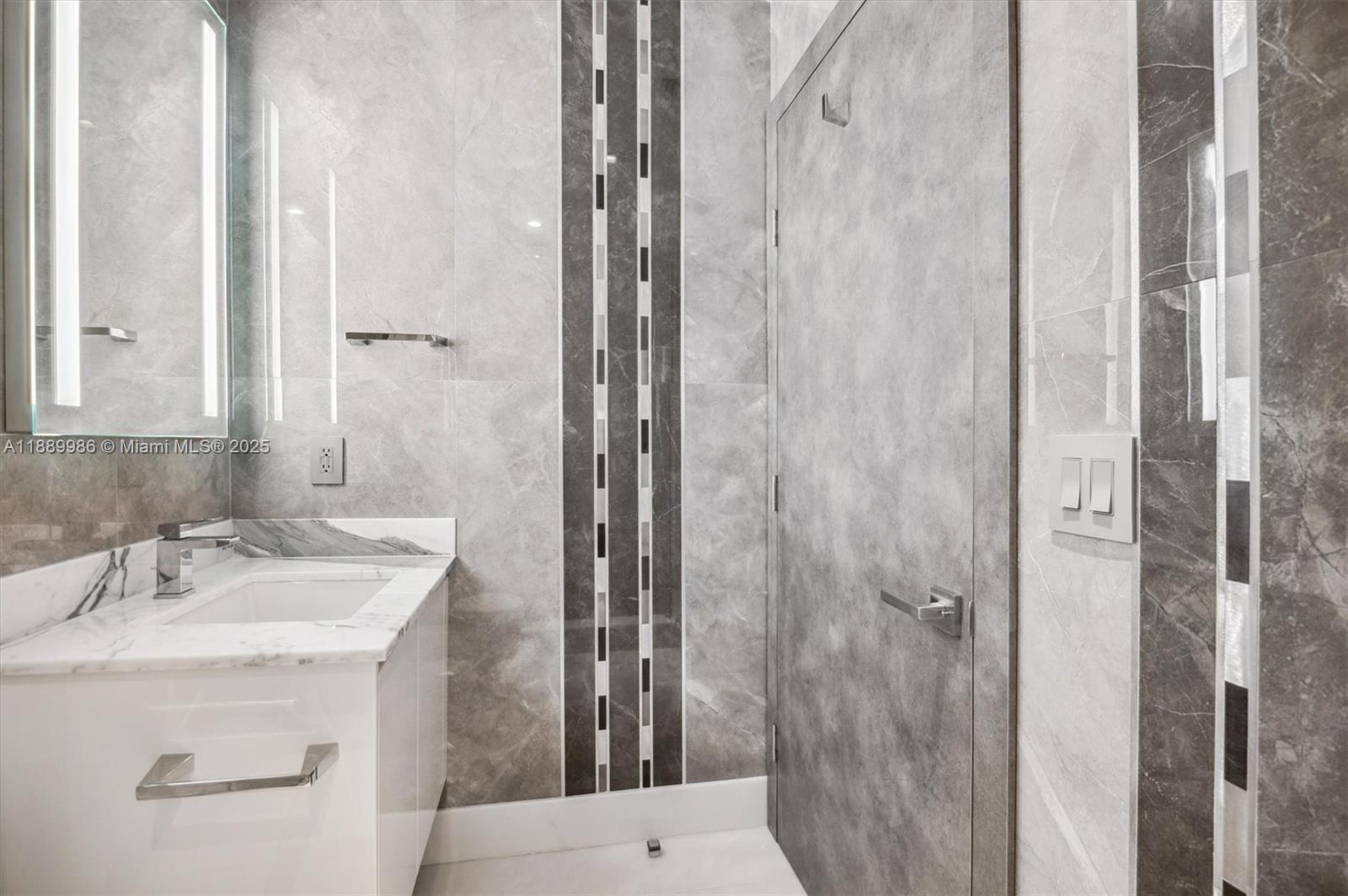 5-UPH04 4 / 5 3877 sq. ft. $ 2025-10-03 0 foto