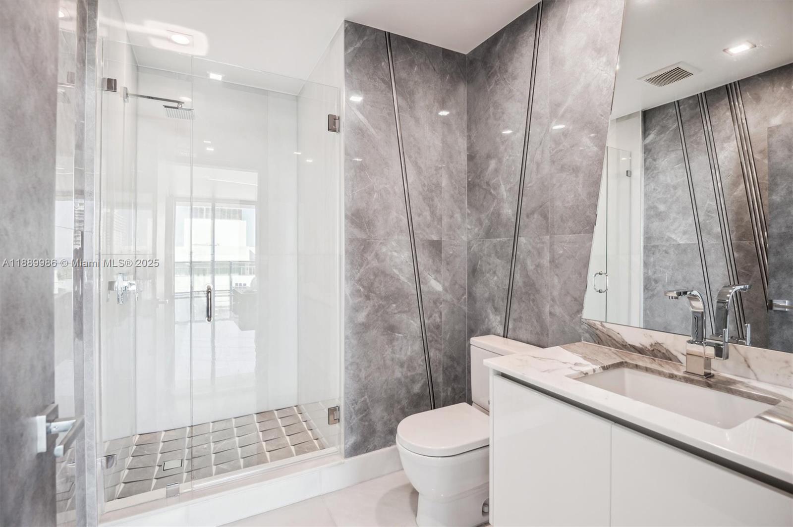 5-UPH04 4 / 5 3877 sq. ft. $ 2025-10-03 0 foto