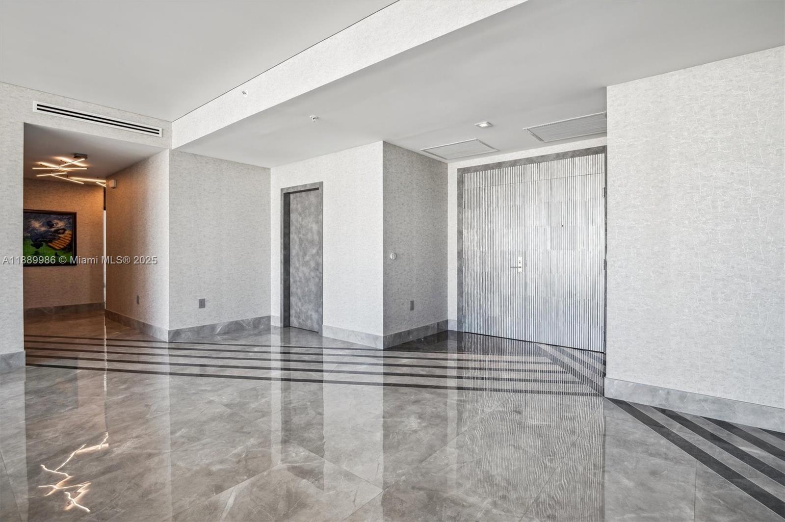5-UPH04 4 / 5 3877 sq. ft. $ 2025-10-03 0 foto