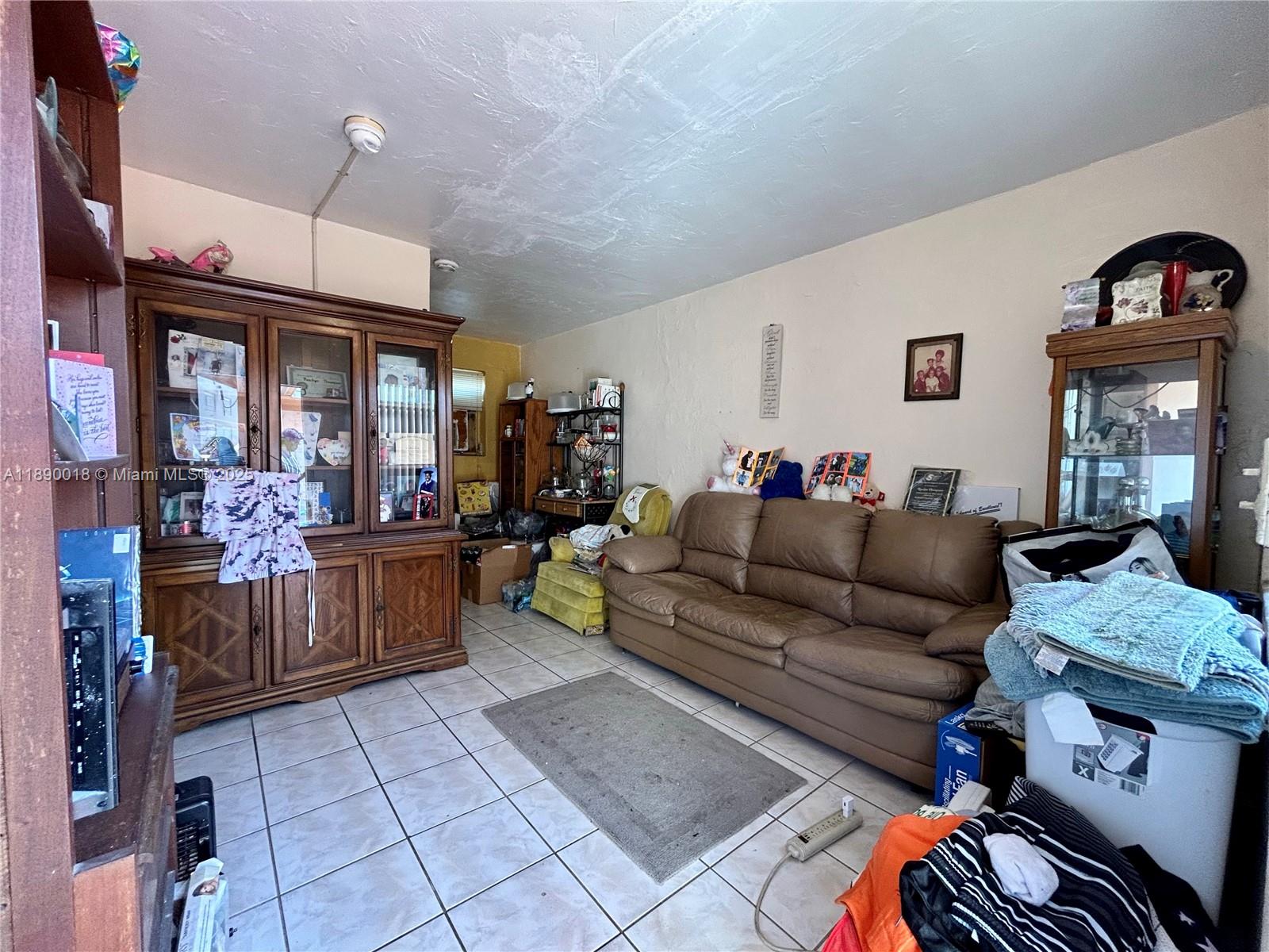   /  3490 sq. ft. $ 2025-10-03 0 foto