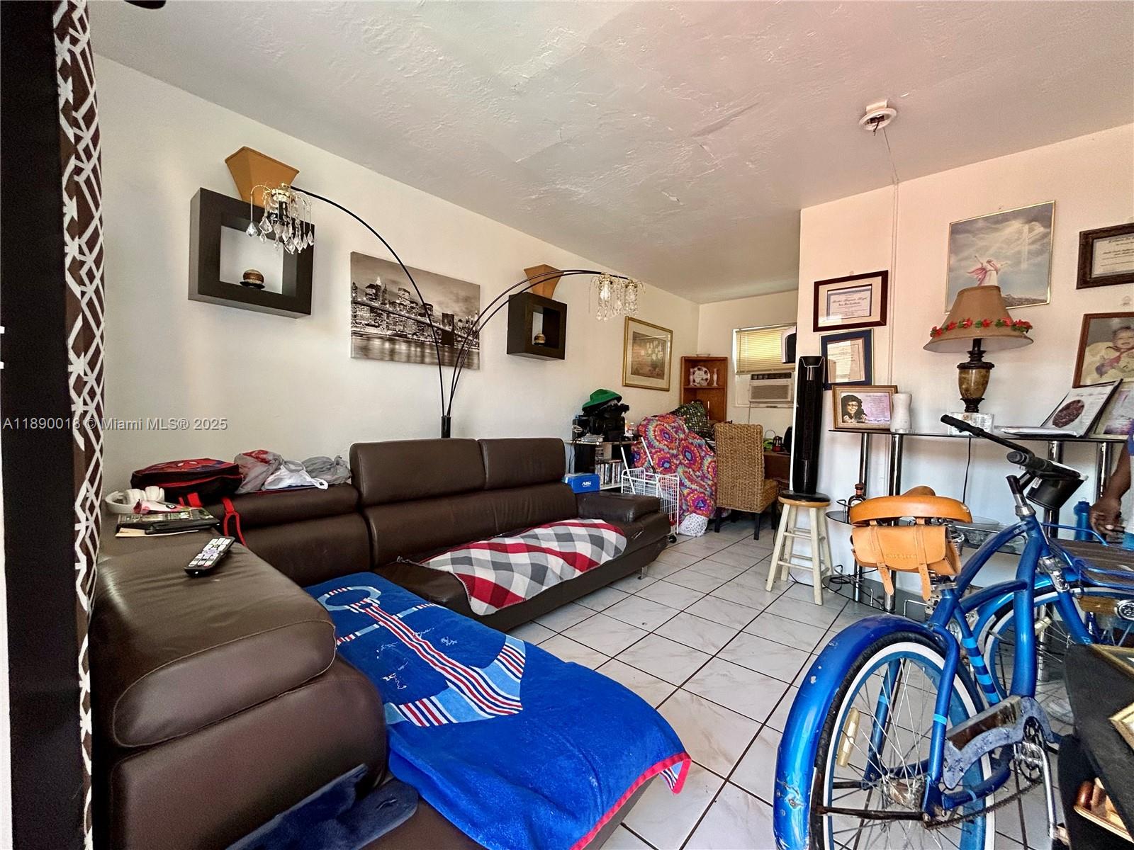   /  3490 sq. ft. $ 2025-10-03 0 foto