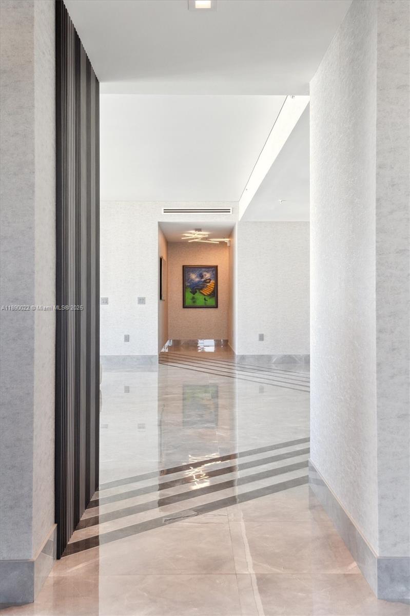 See details 5-UPH04 4 / 5 3877 sq. ft. $ 2025-10-03 0 Photo