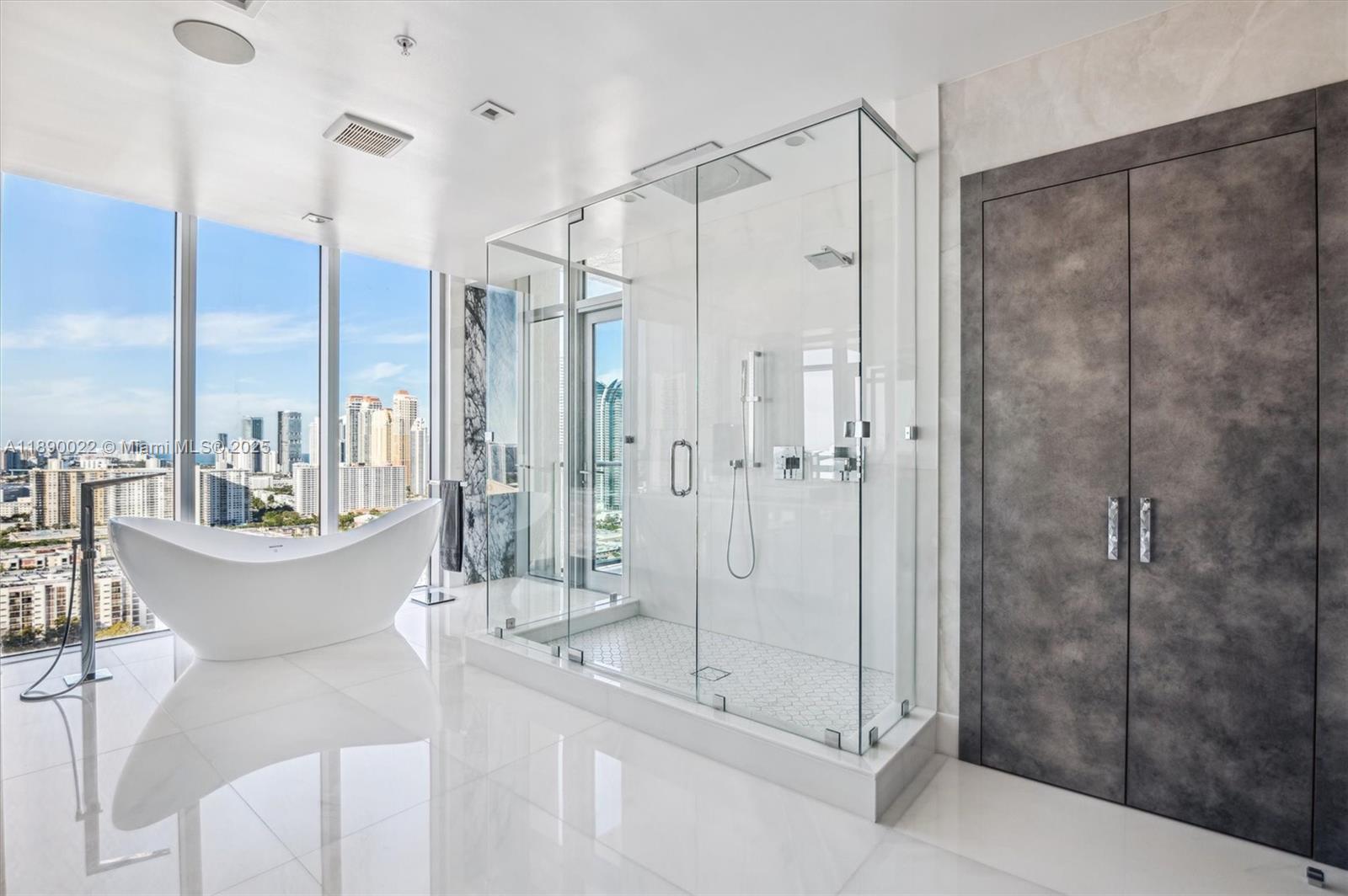 See details 5-UPH04 4 / 5 3877 sq. ft. $ 2025-10-03 0 Photo