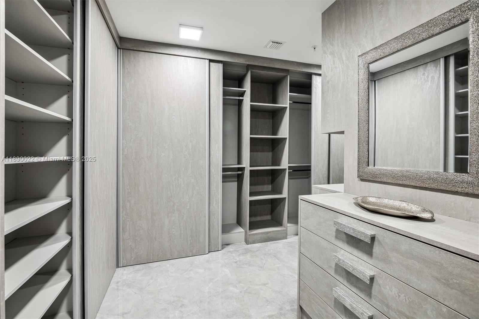 See details 5-UPH04 4 / 5 3877 sq. ft. $ 2025-10-03 0 Photo