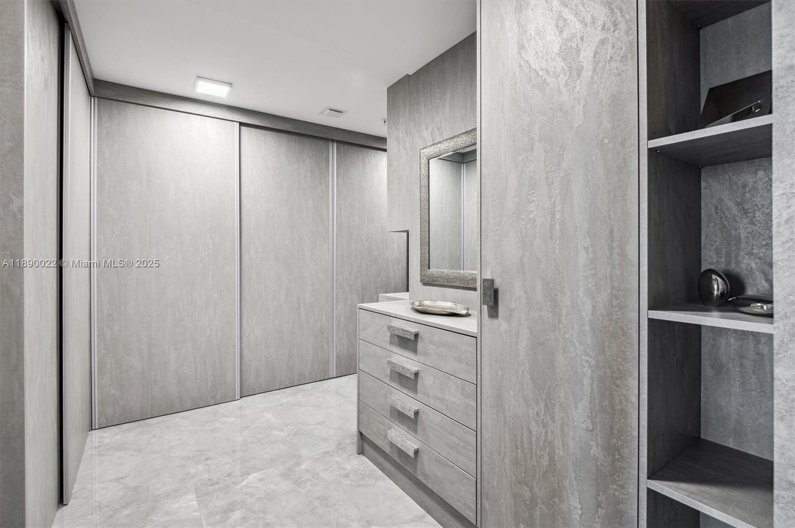 See details 5-UPH04 4 / 5 3877 sq. ft. $ 2025-10-03 0 Photo