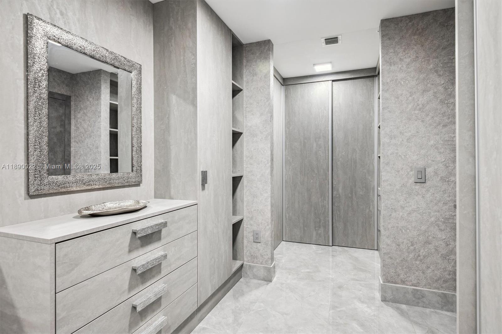 See details 5-UPH04 4 / 5 3877 sq. ft. $ 2025-10-03 0 Photo