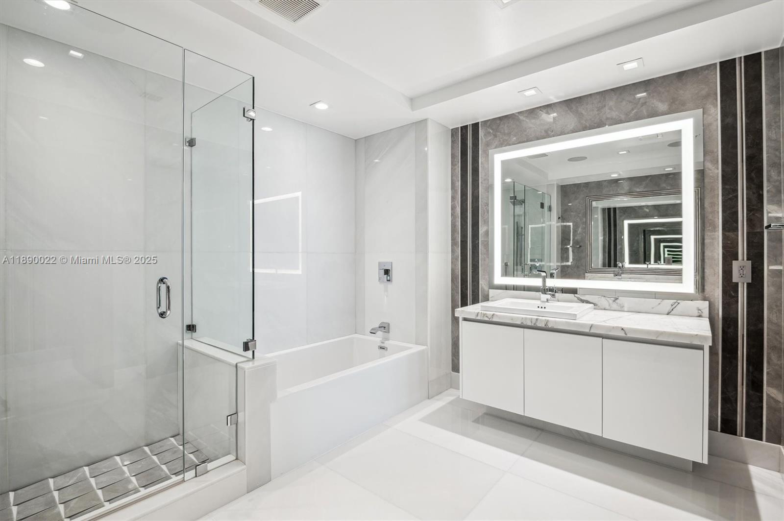 See details 5-UPH04 4 / 5 3877 sq. ft. $ 2025-10-03 0 Photo