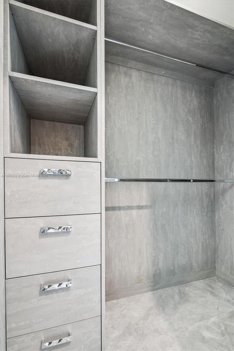 See details 5-UPH04 4 / 5 3877 sq. ft. $ 2025-10-03 0 Photo