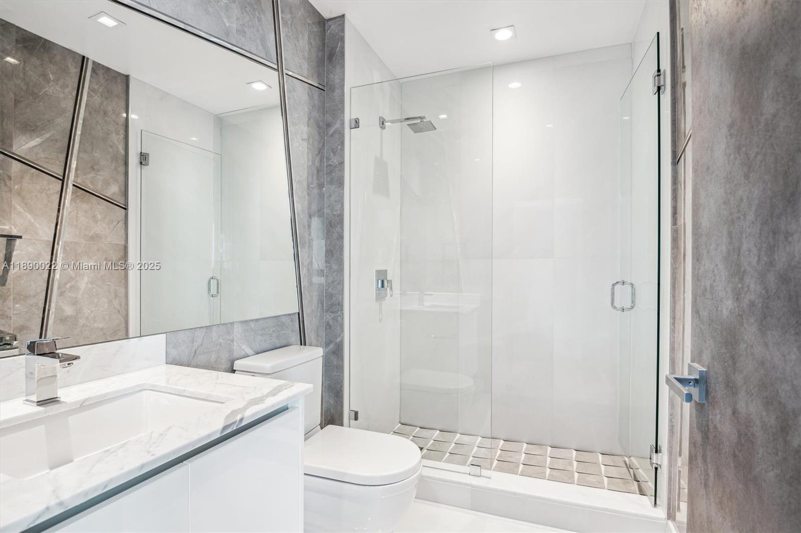 See details 5-UPH04 4 / 5 3877 sq. ft. $ 2025-10-03 0 Photo