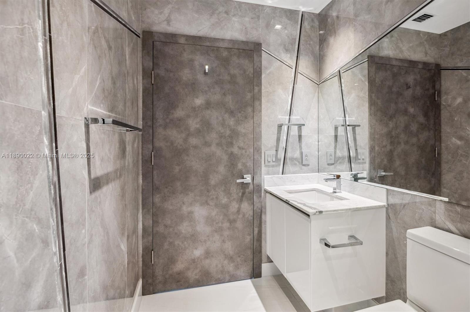 See details 5-UPH04 4 / 5 3877 sq. ft. $ 2025-10-03 0 Photo