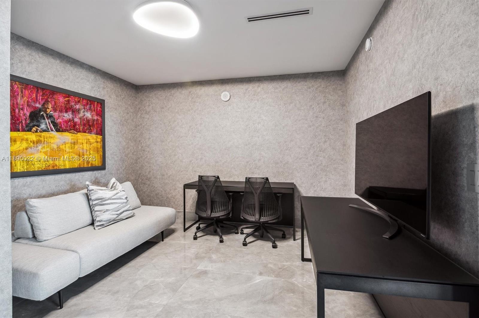 See details 5-UPH04 4 / 5 3877 sq. ft. $ 2025-10-03 0 Photo