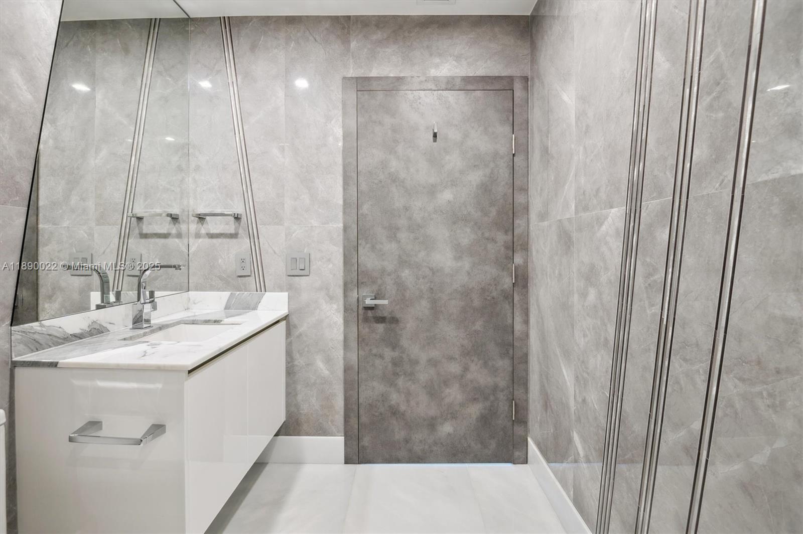 See details 5-UPH04 4 / 5 3877 sq. ft. $ 2025-10-03 0 Photo