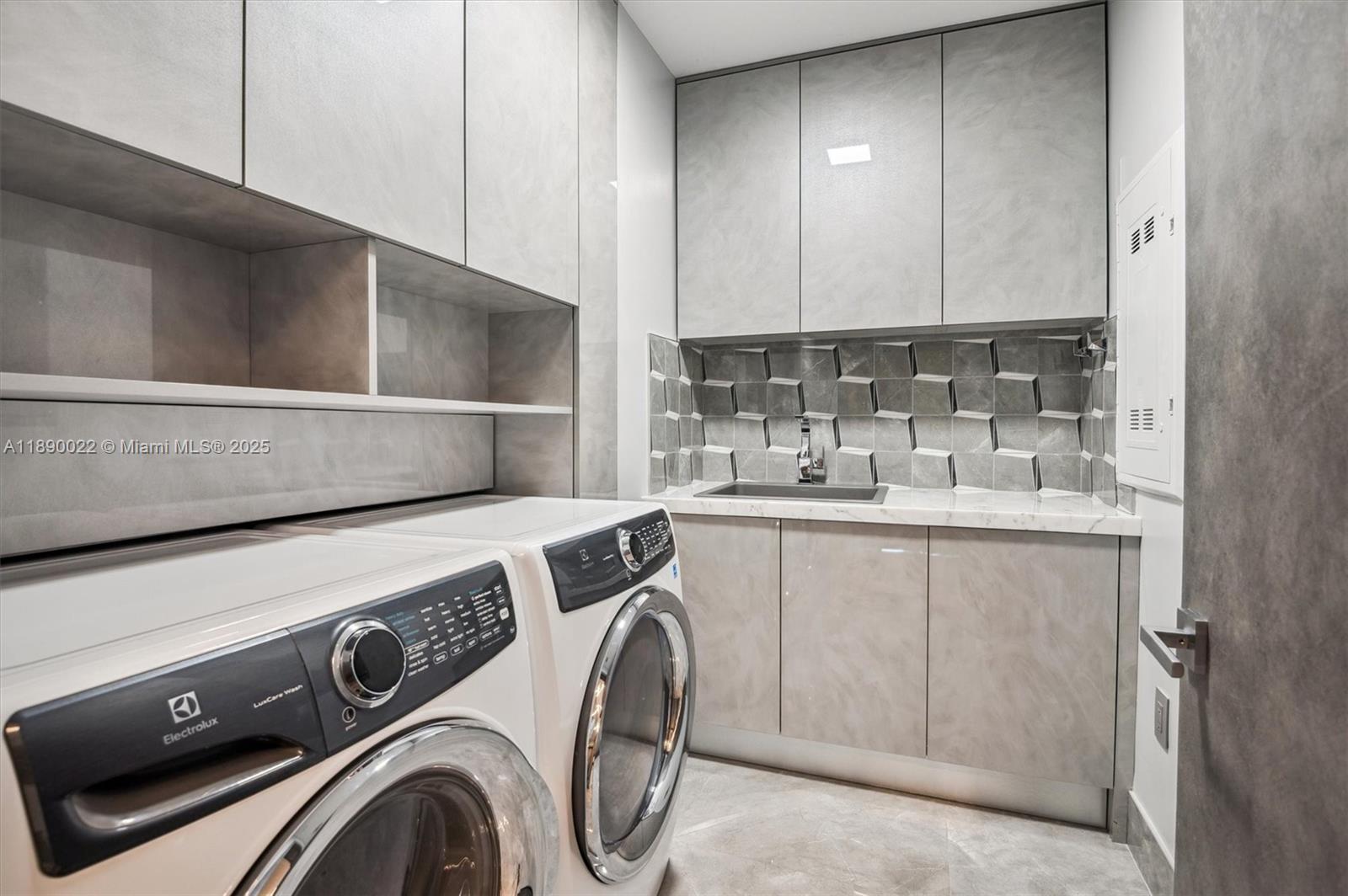 See details 5-UPH04 4 / 5 3877 sq. ft. $ 2025-10-03 0 Photo
