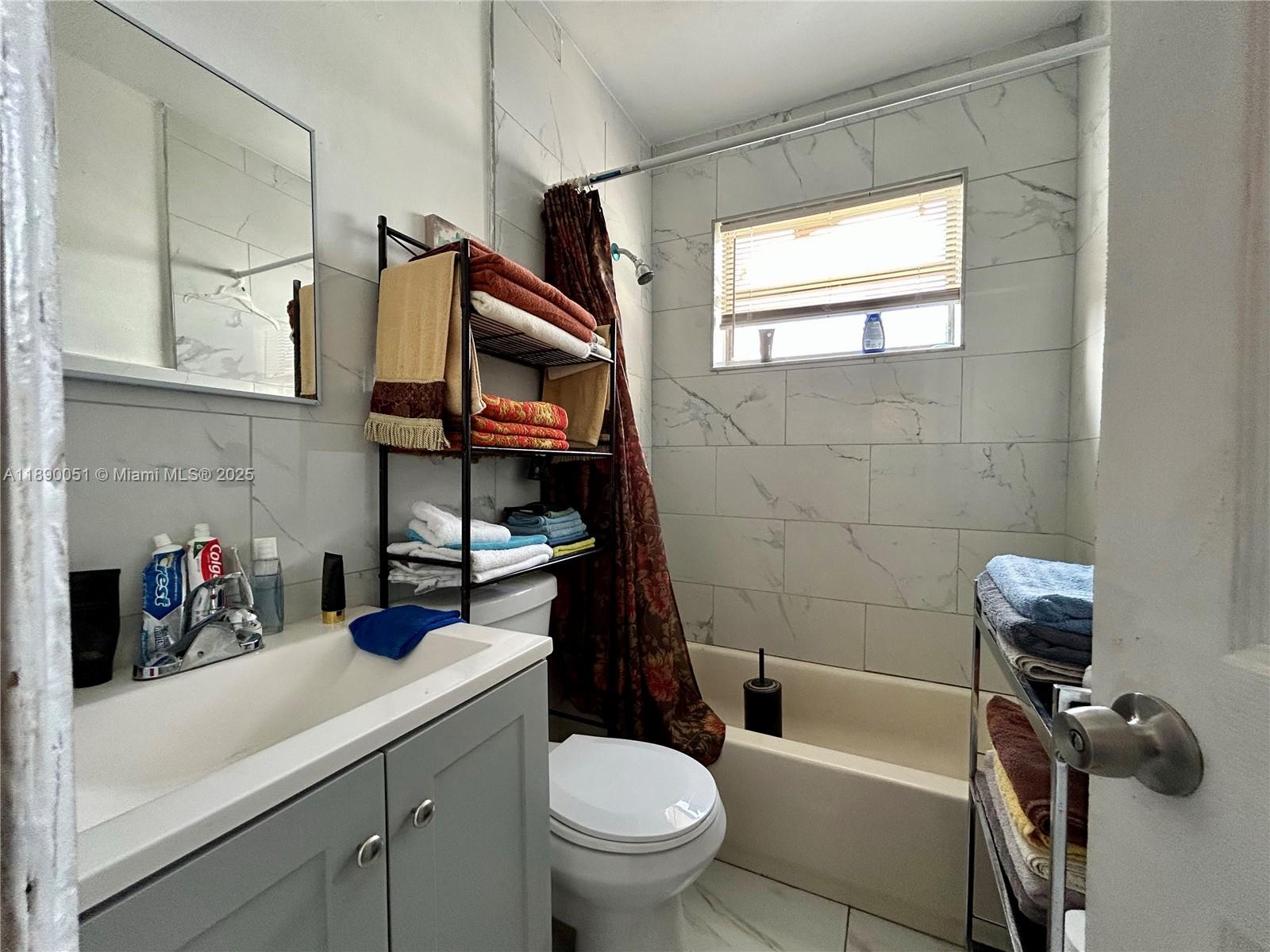   /   кв.футов $ 2025-10-03 0 Фото