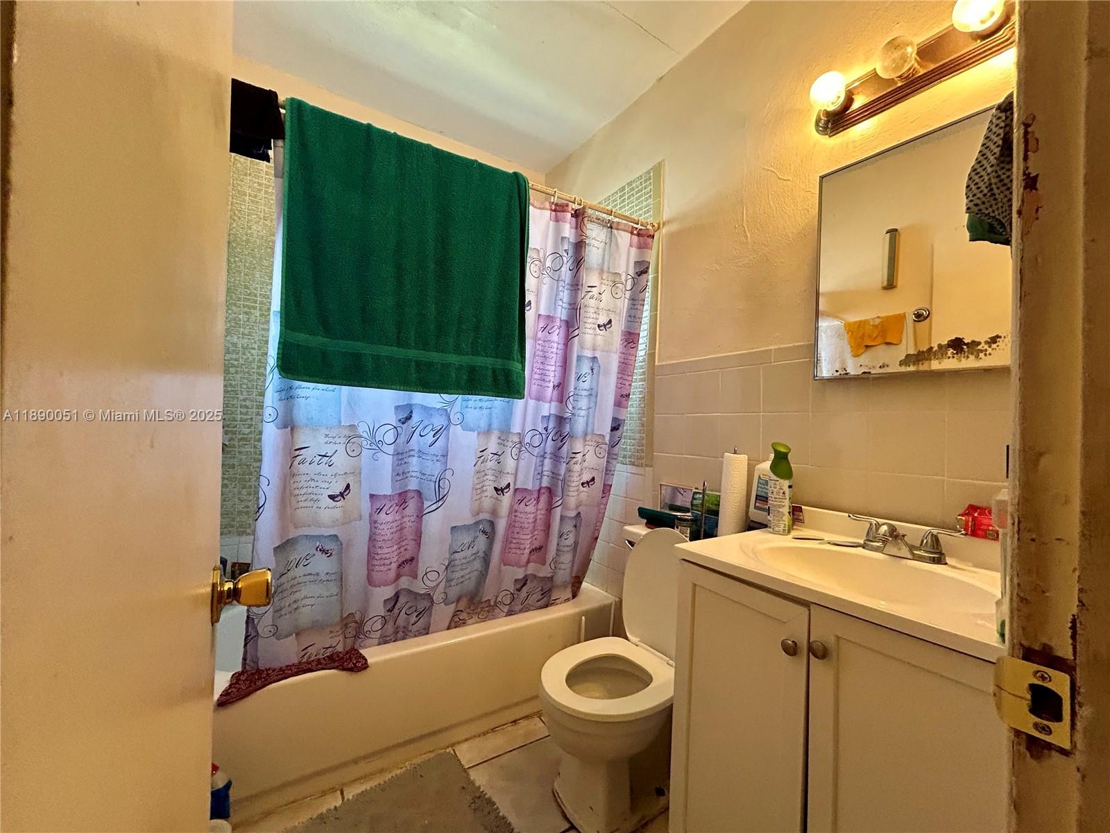   /   кв.футов $ 2025-10-03 0 Фото