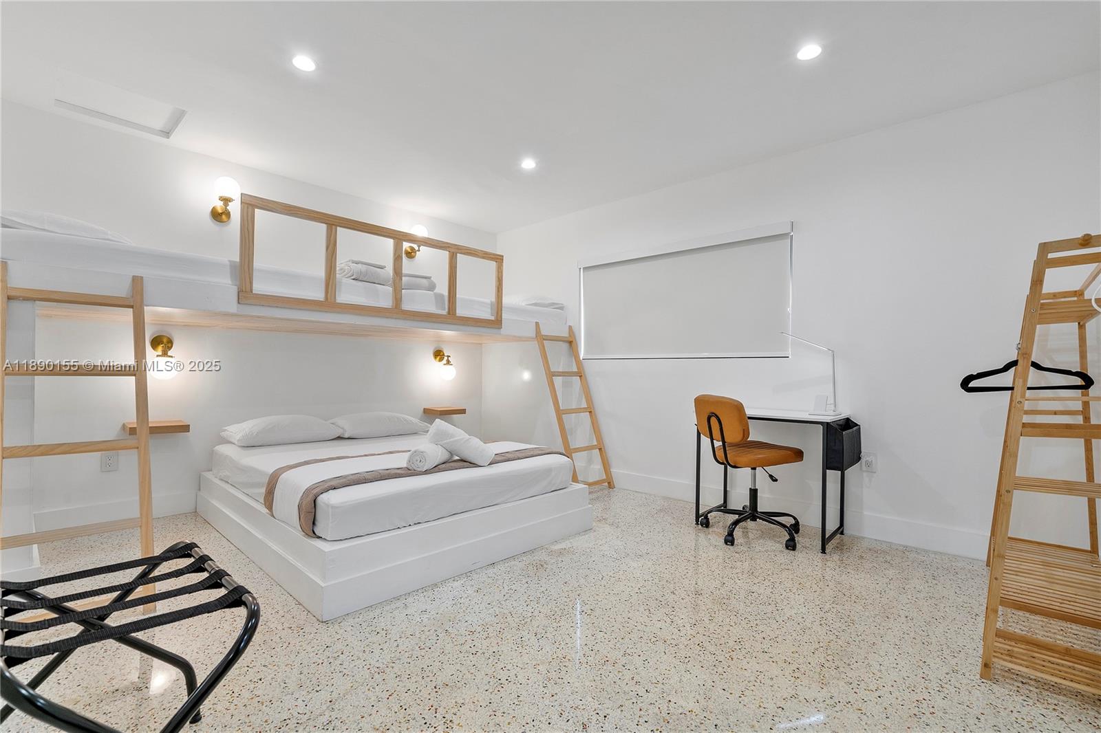 Ver detalles / 1600 sq. ft. $ 2025-10-04 0 foto