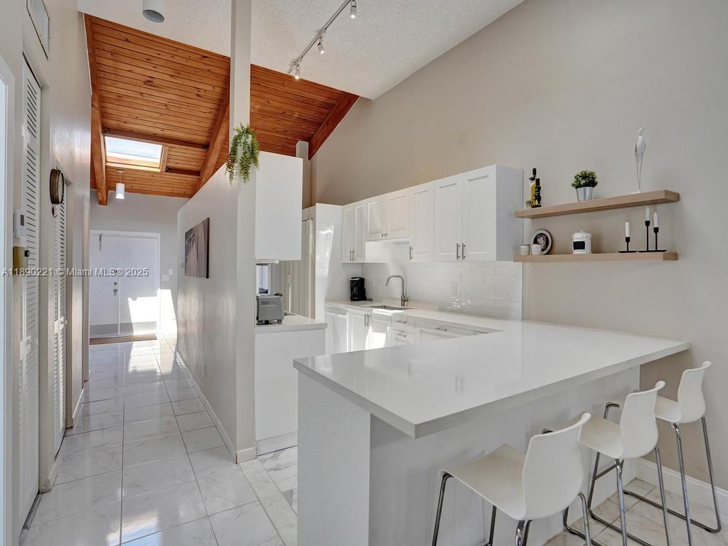   /   sq. ft. $ 2025-10-04 0 foto