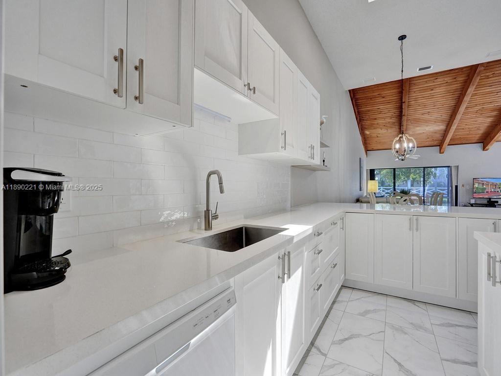   /   sq. ft. $ 2025-10-04 0 foto