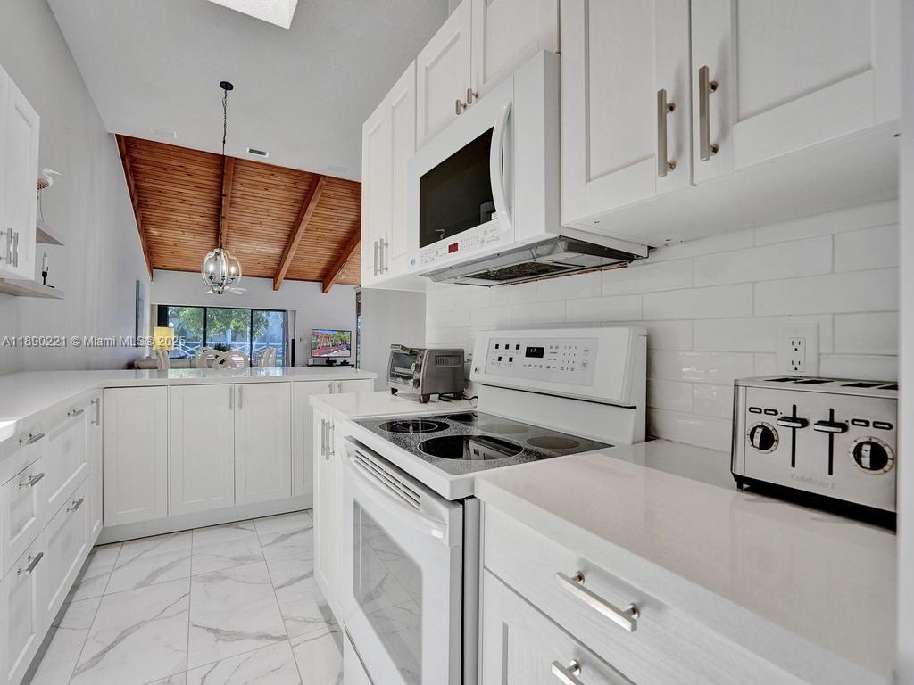   /   sq. ft. $ 2025-10-04 0 foto