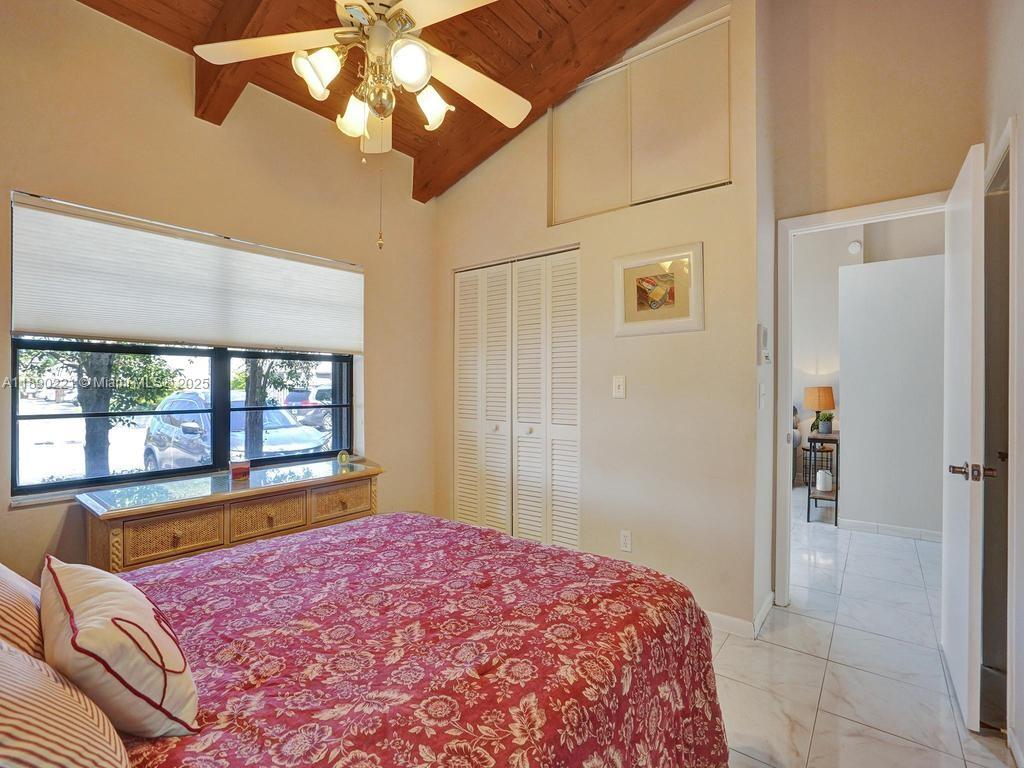  /   sq. ft. $ 2025-10-04 0 foto