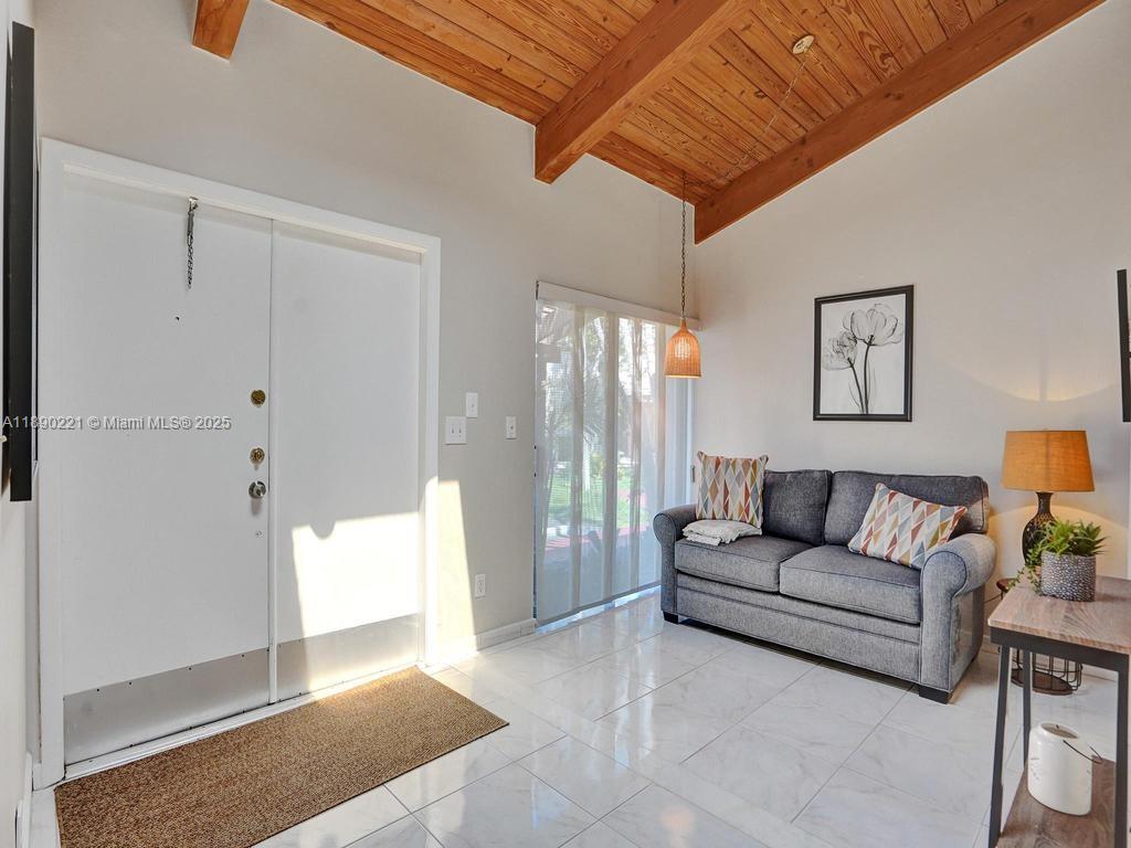   /   sq. ft. $ 2025-10-04 0 foto