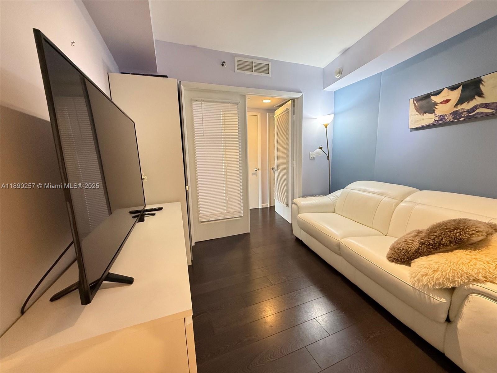 See details 1106 2 / 1 1086 sq. ft. $ 2025-10-04 0 Photo