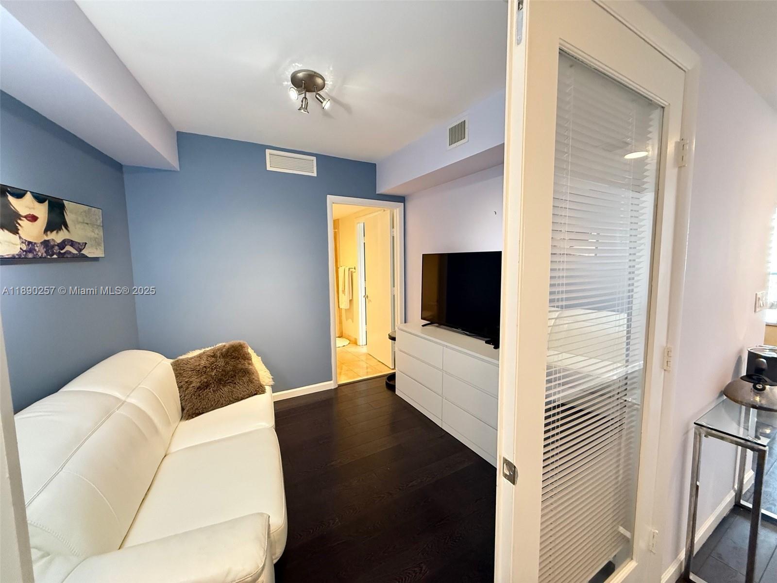 See details 1106 2 / 1 1086 sq. ft. $ 2025-10-04 0 Photo