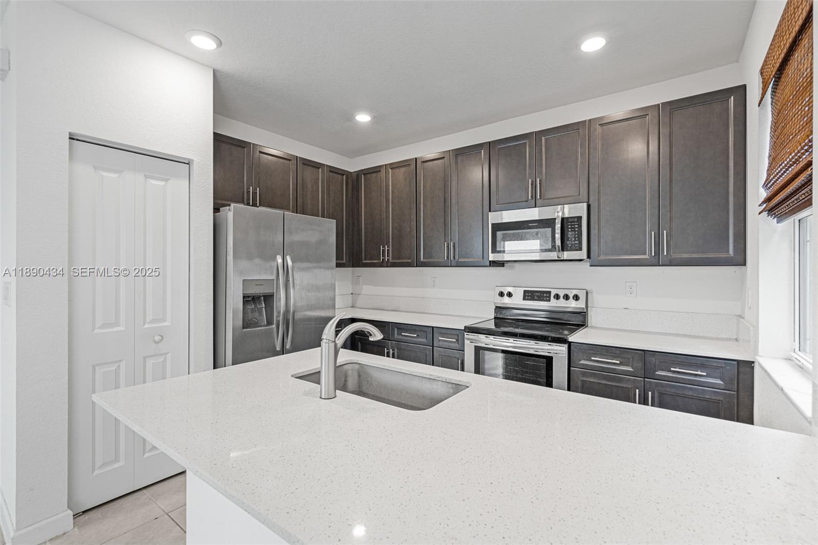 See details 1100 3 / 3 1331 sq. ft. $ 2025-10-05 0 Photo