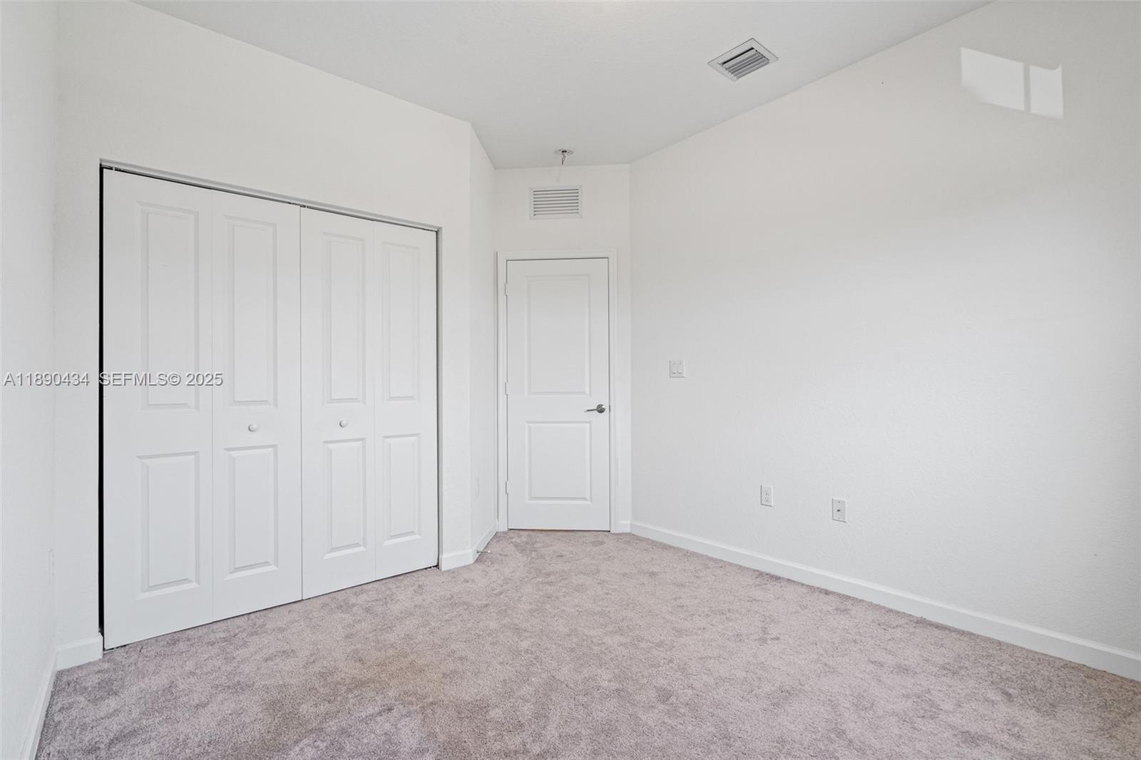 See details 1100 3 / 3 1331 sq. ft. $ 2025-10-05 0 Photo