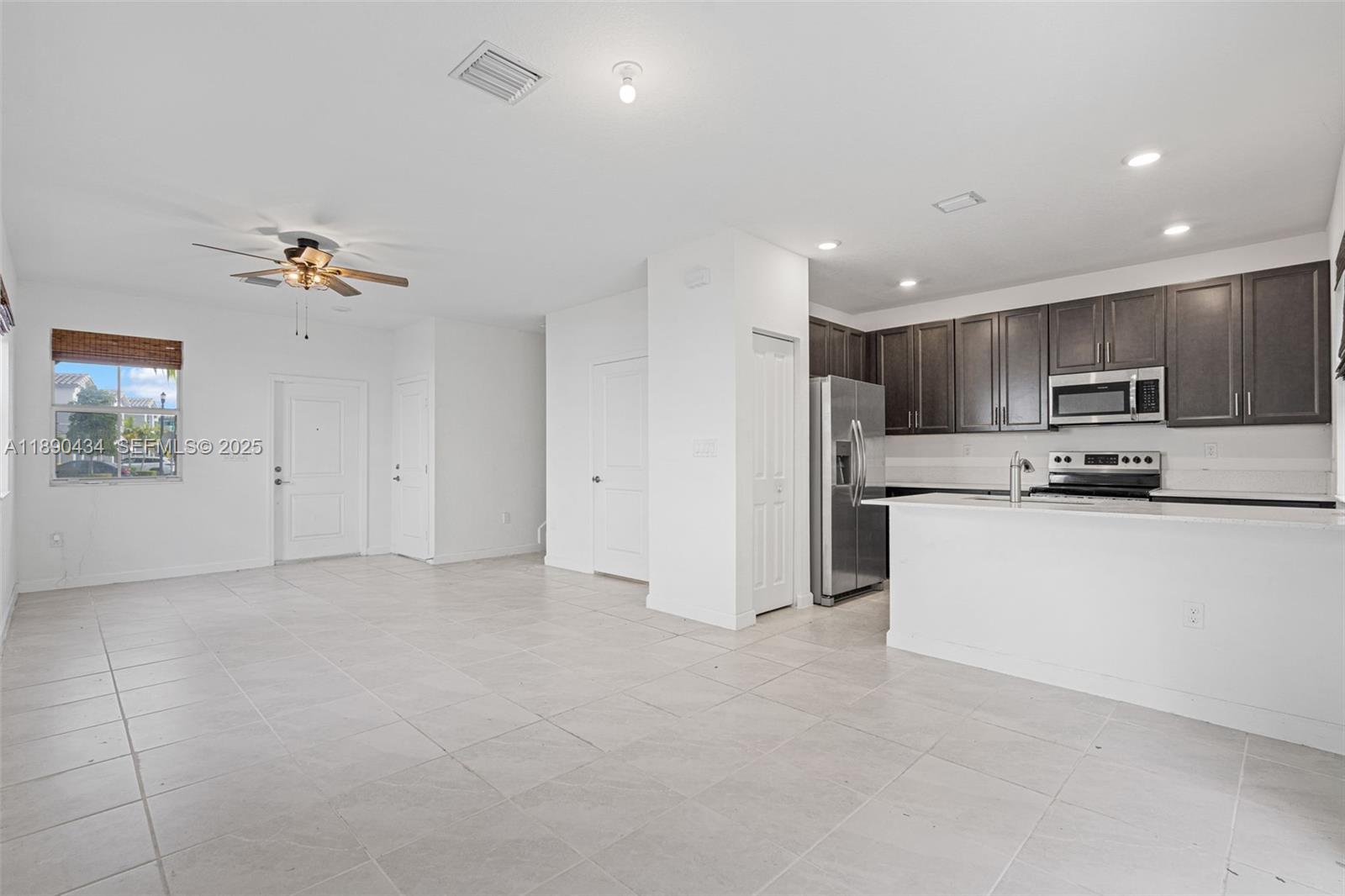 See details 1100 3 / 3 1331 sq. ft. $ 2025-10-05 0 Photo