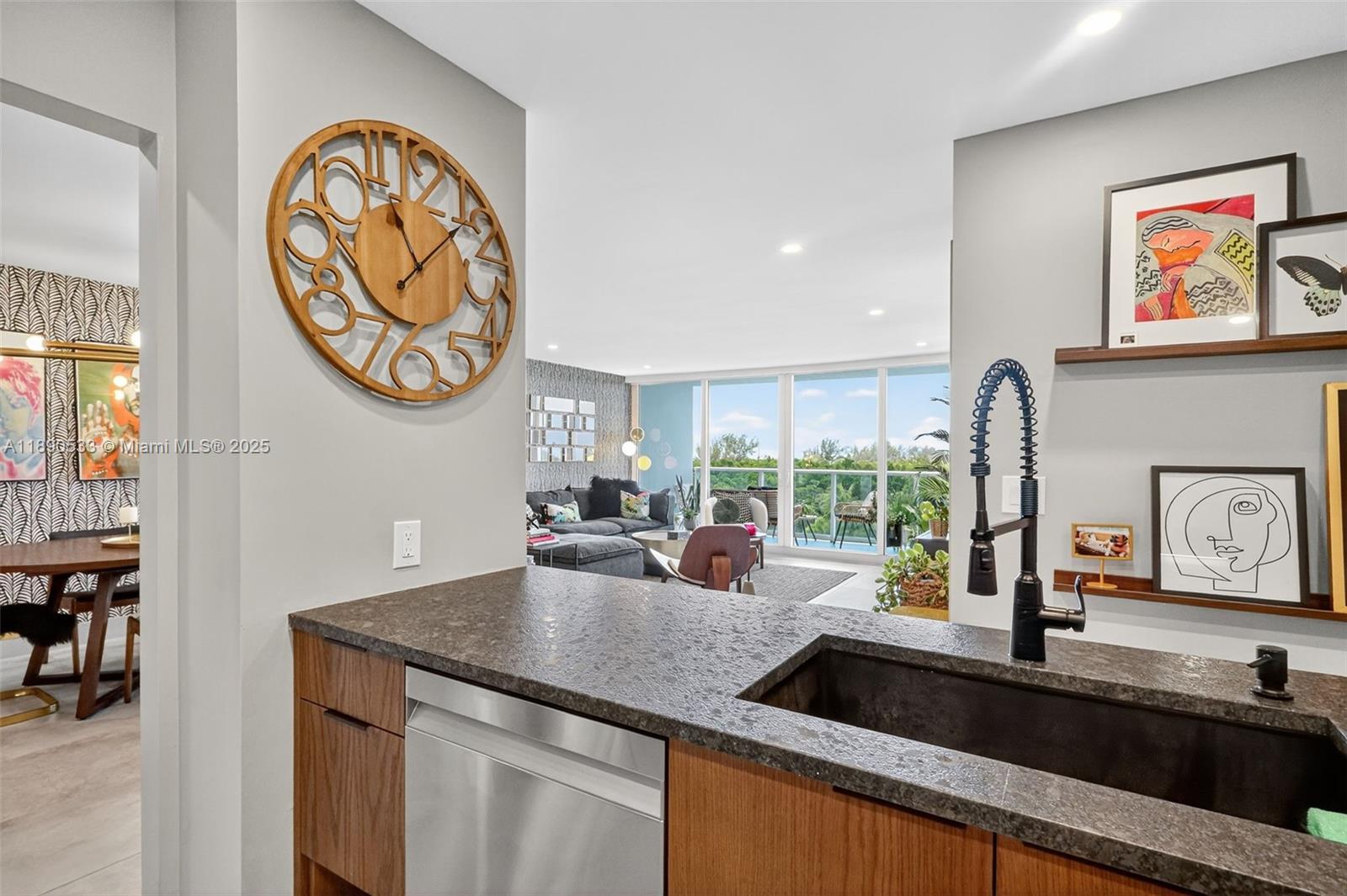 526 2 / 2 1521 sq. ft. $ 2025-10-05 0 foto