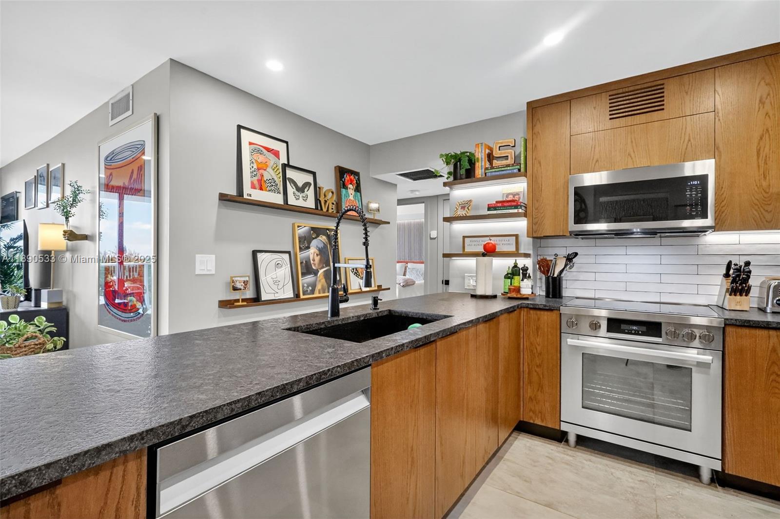 526 2 / 2 1521 sq. ft. $ 2025-10-05 0 foto