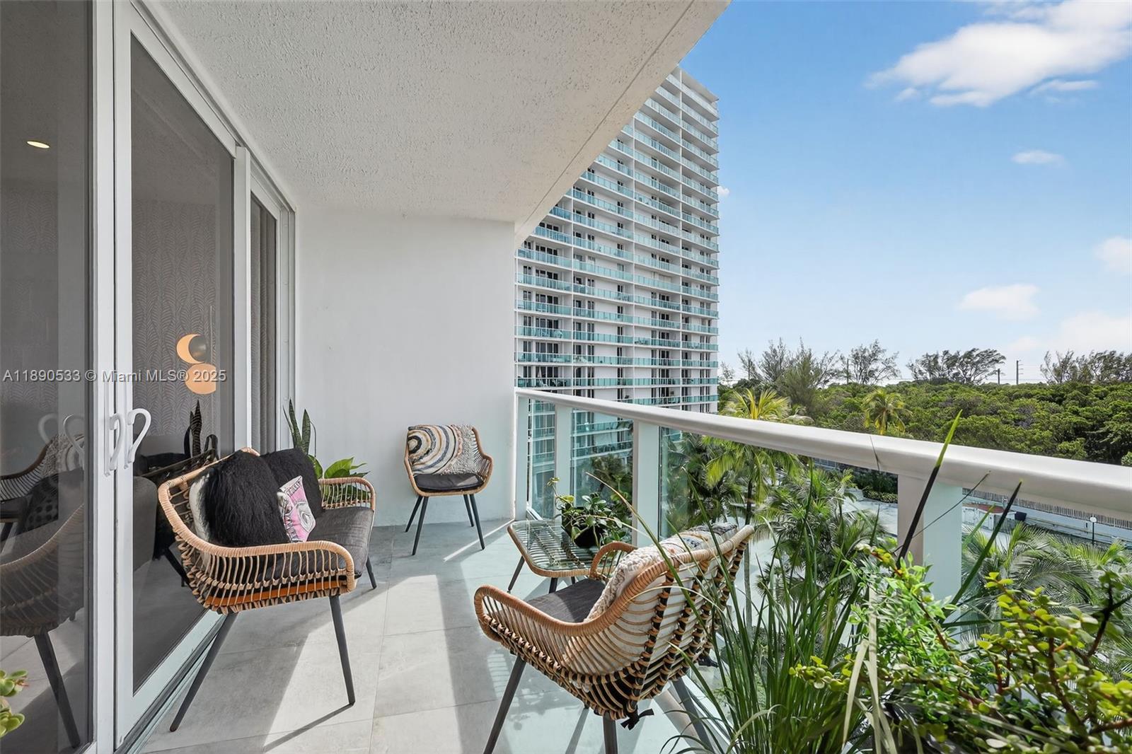 526 2 / 2 1521 sq. ft. $ 2025-10-05 0 foto