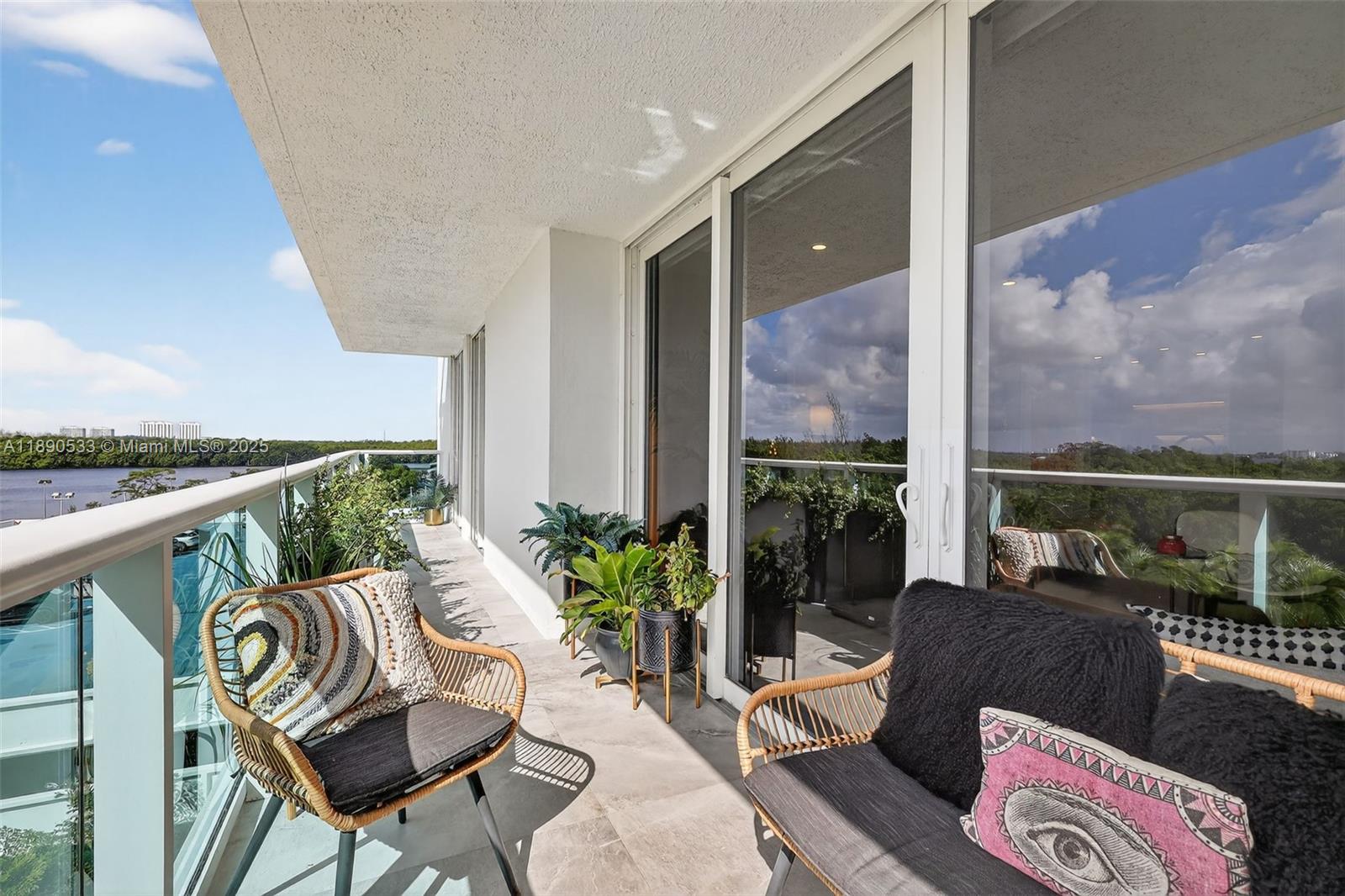 526 2 / 2 1521 sq. ft. $ 2025-10-05 0 foto