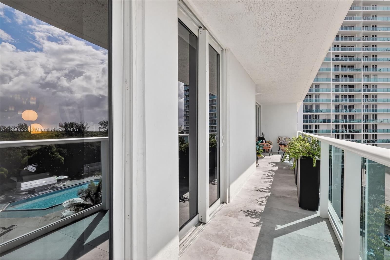 526 2 / 2 1521 sq. ft. $ 2025-10-05 0 foto