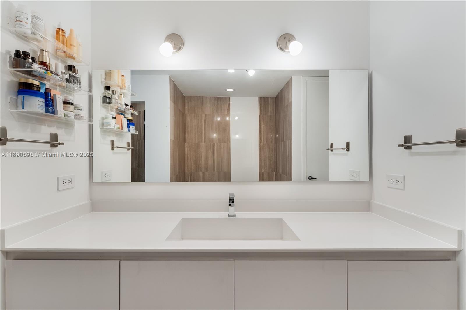 See details PH7 3 / 3 2129 sq. ft. $ 2026-01-12 0 Photo