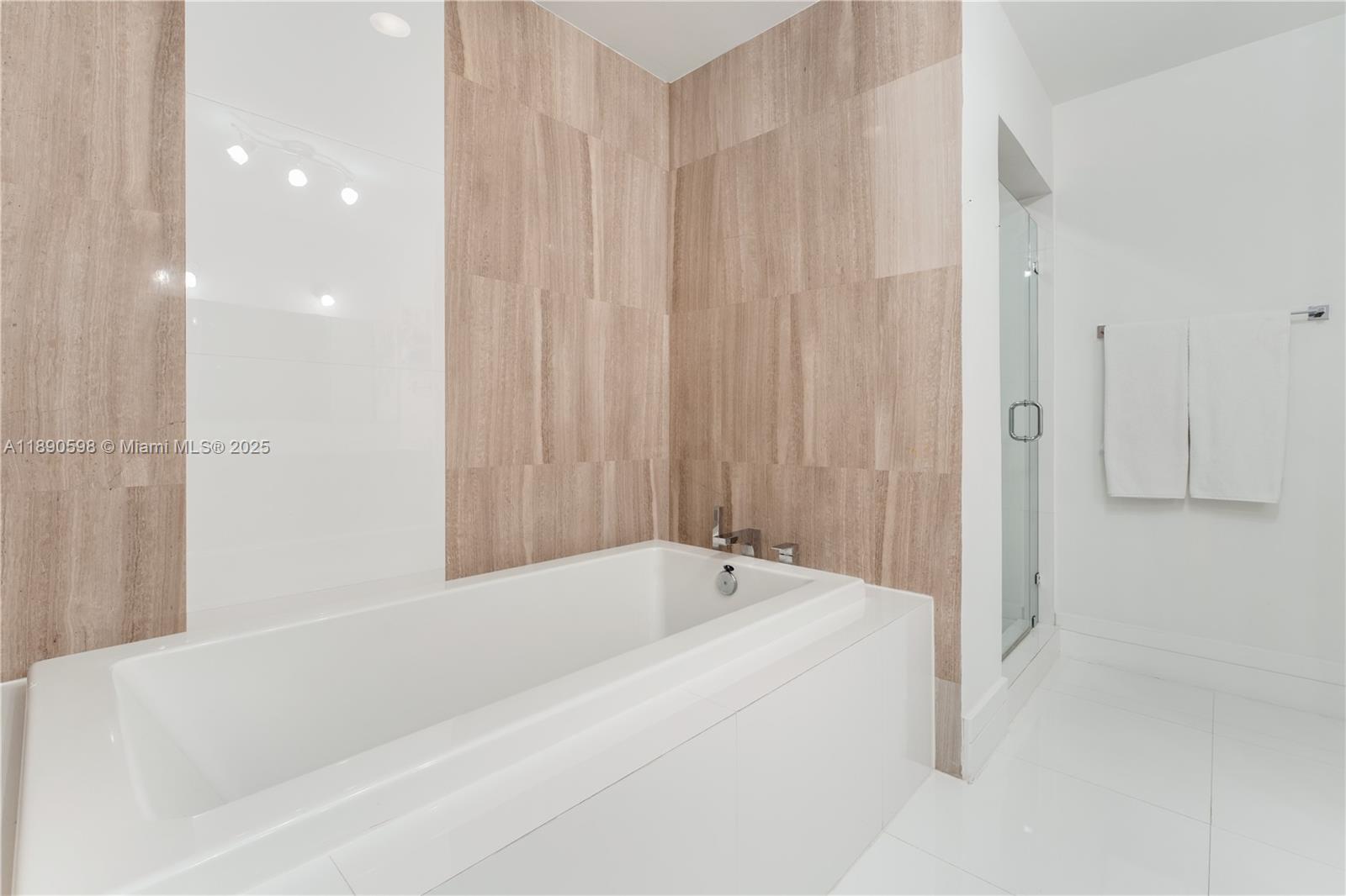 See details PH7 3 / 3 2129 sq. ft. $ 2026-01-12 0 Photo