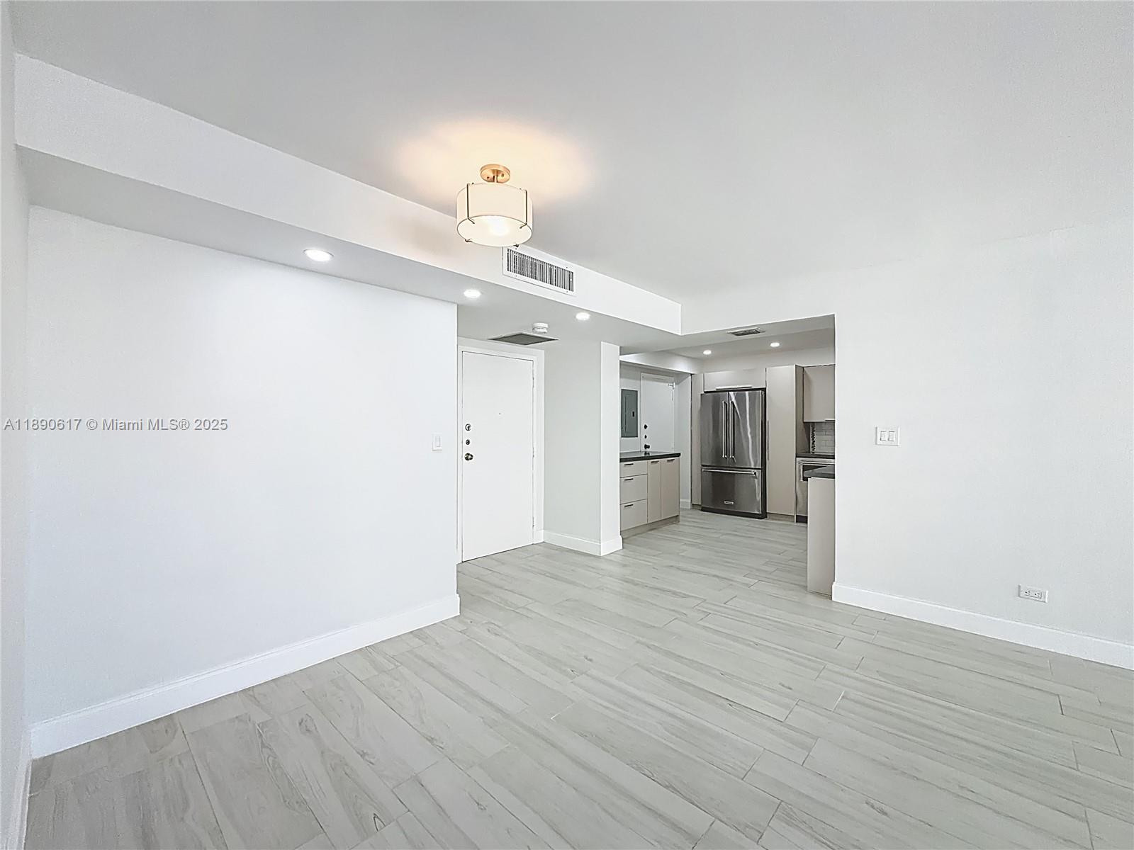 See details 1211 1 / 2 1087 sq. ft. $ 2025-10-05 0 Photo