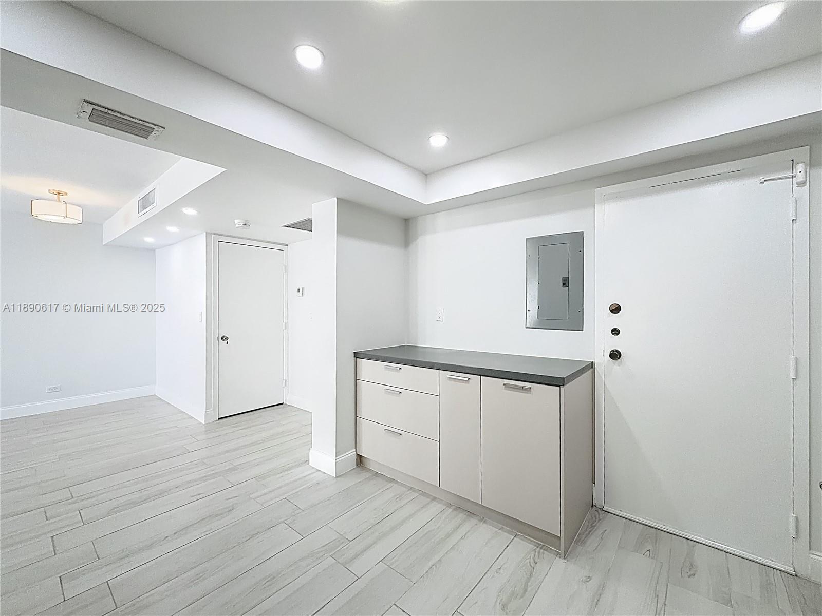 See details 1211 1 / 2 1087 sq. ft. $ 2025-10-05 0 Photo